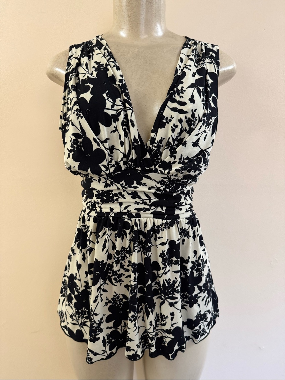 J.T.B. Petite Black & Off White Floral Sleeveless V-Neck Top Petite Small GUC